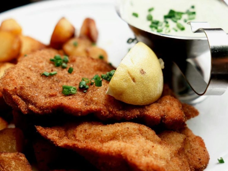 Hopfenweiler Stüble Bad Waldsee - Schnitzel mit Pommes Hopfenweiler Stueble Bad Waldsee, Schwaebische Kueche, Kalte Kueche, Warme Kueche, Nachtisch, Schnitzel mit Pommes
