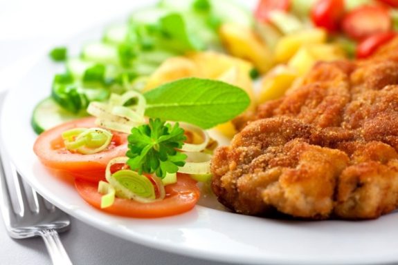 Hopfenweiler Stueble Bad Waldsee, Schwaebische Kueche, Kalte Kueche, Warme Kueche, Nachtisch, Schnitzel mit Kartoffeln und Salat