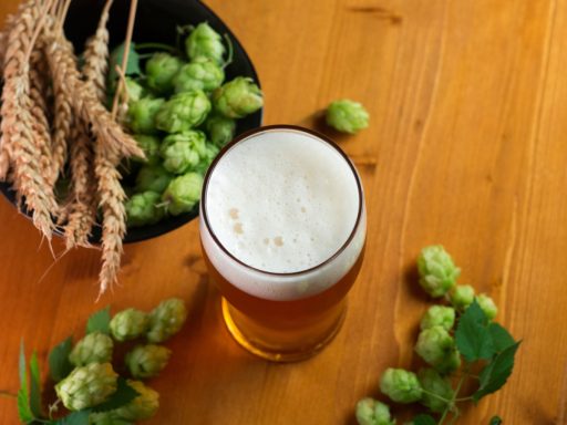 Hopfenweiler Stueble Bad Waldsee, Schwaebische Kueche, Kalte Kueche, Warme Kueche,Bierglas gefullt von oben