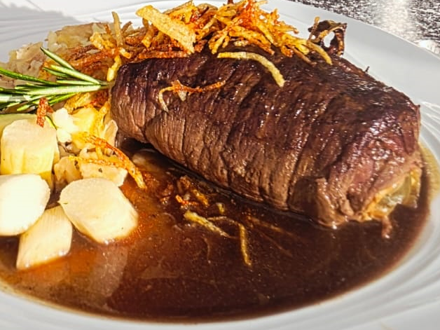 Hopfenweiler Stüble Bad Waldsee - Schnitzel mit Pommes Hopfenweiler Stueble Bad Waldsee, Schwaebische Kueche, Kalte Kueche, Warme Kueche, Nachtisch, Schnitzel mit Pommes